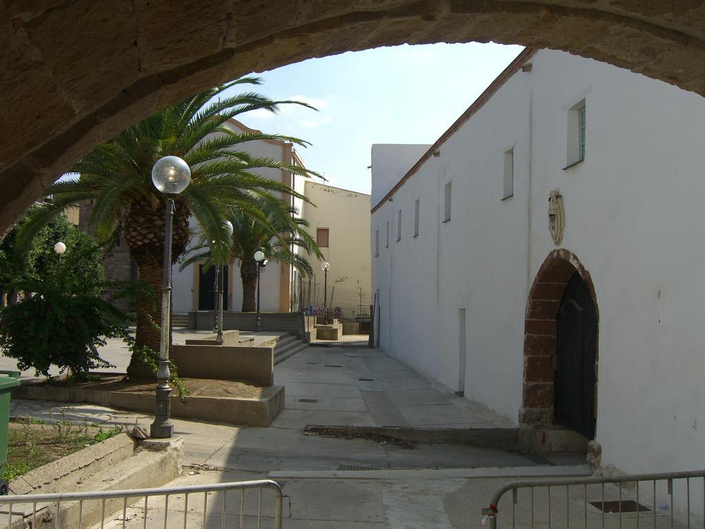 B&B Domus Oriens - Monolocale Indipendente In Villa Portoscuso Exterior photo